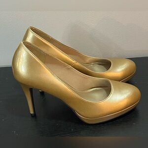 Elegant Women’s Gold Christian Soriano Women's Heels size 8